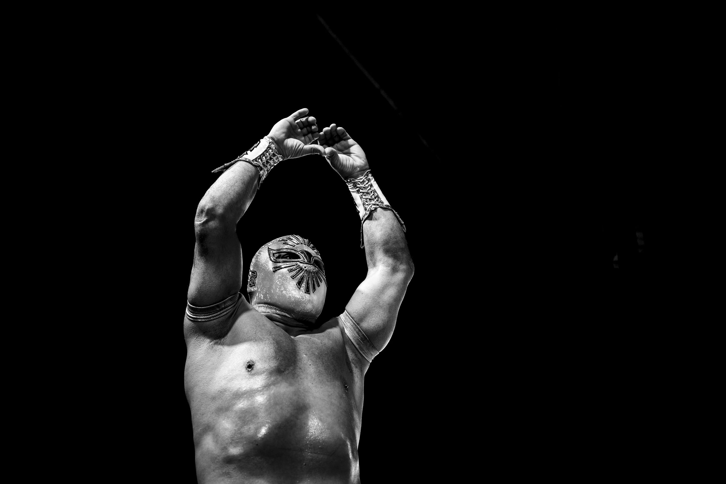 MÍSTICO LUCHADOR BLANCO Y NEGRO CONSEJO MUNDIAL DE LUCHA LIBRE FOTOGRAFÍA ADRIEL CANCHÉ FOTÓGRAFO8